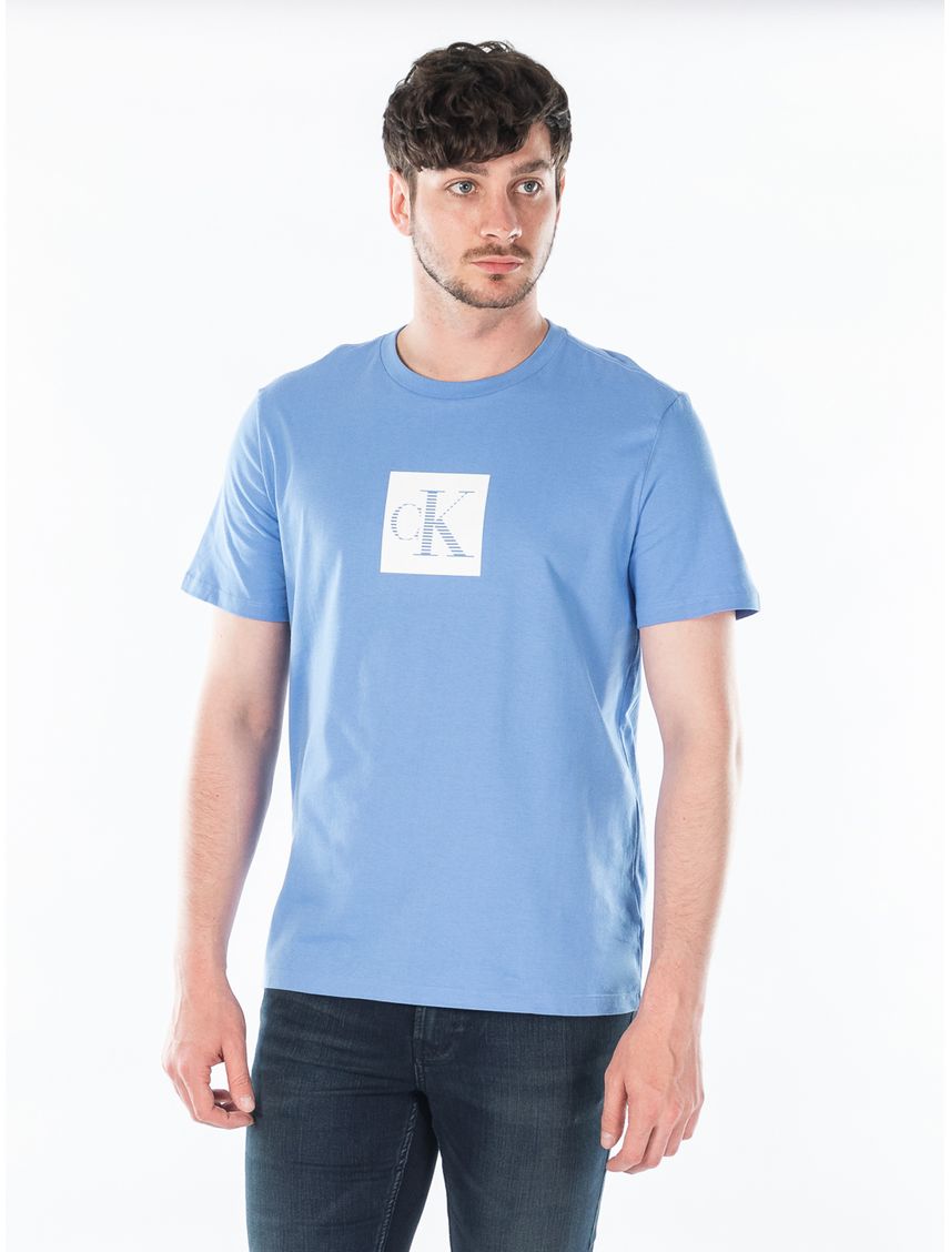 Remera con monograma centrado