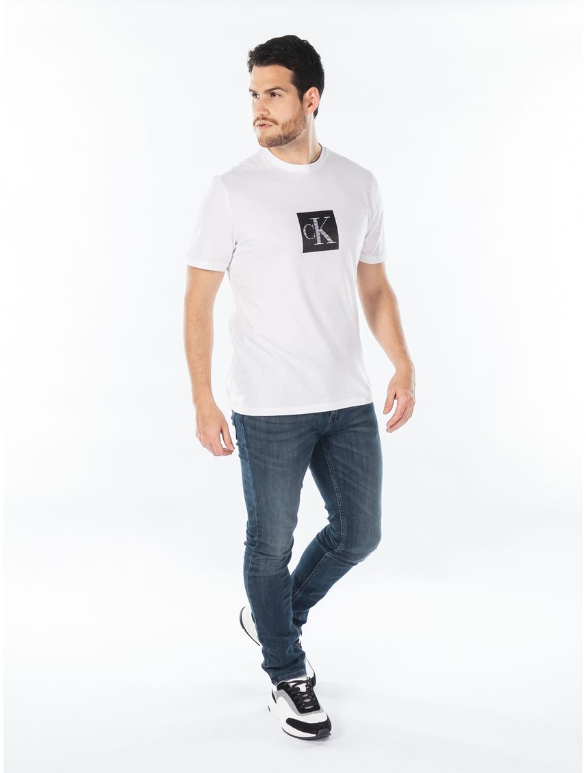 Remera con monograma centrado