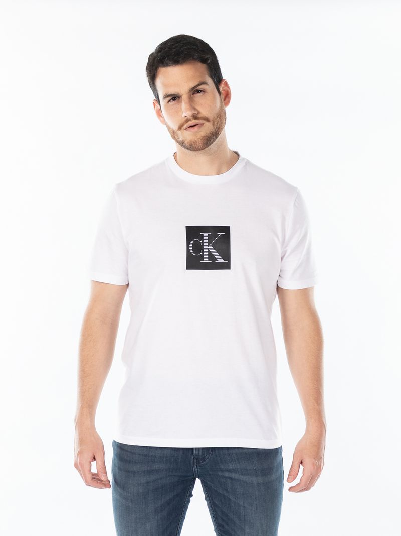 Remera-con-monograma-centrado