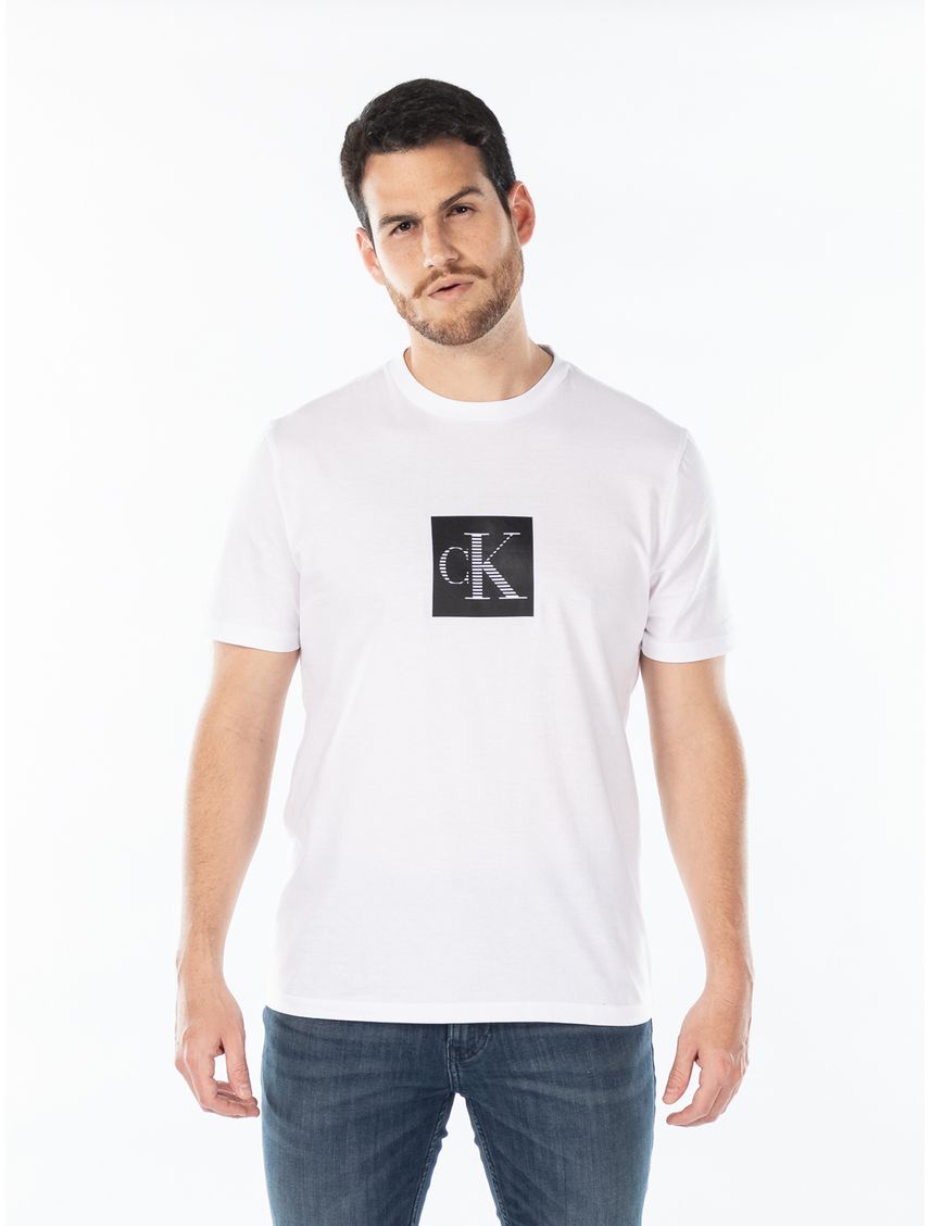 Remera con monograma centrado