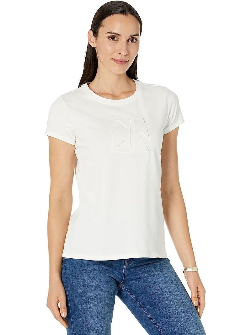 Remera-con-monograma-en-relieve