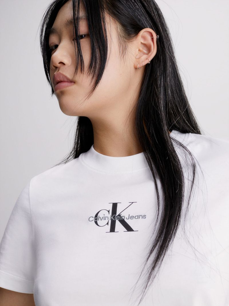 Remera-slim-con-monograma