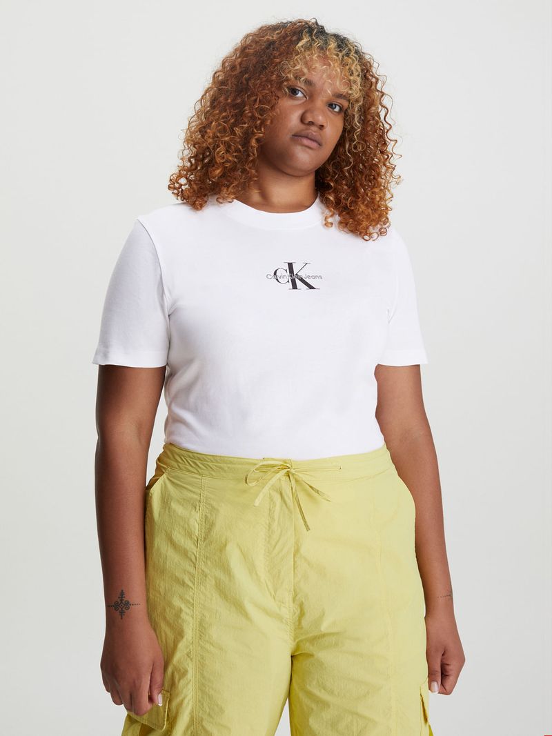 Remera-slim-con-monograma