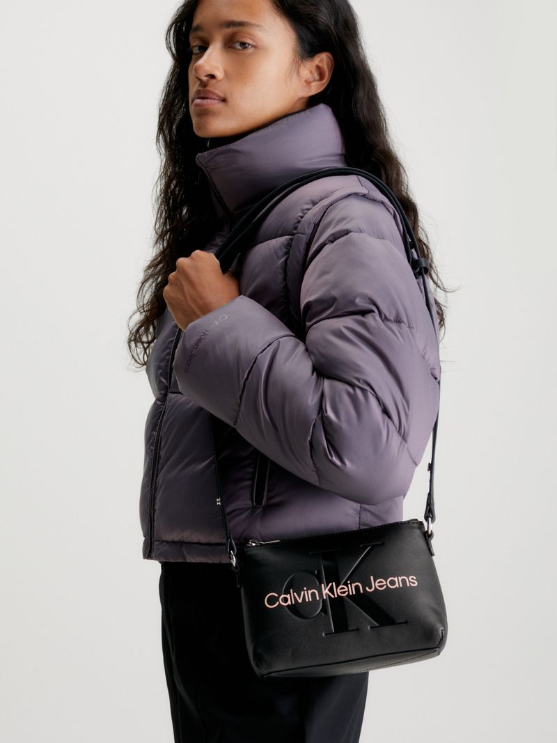 Cartera-cruzada-sculpted-con-monograma
