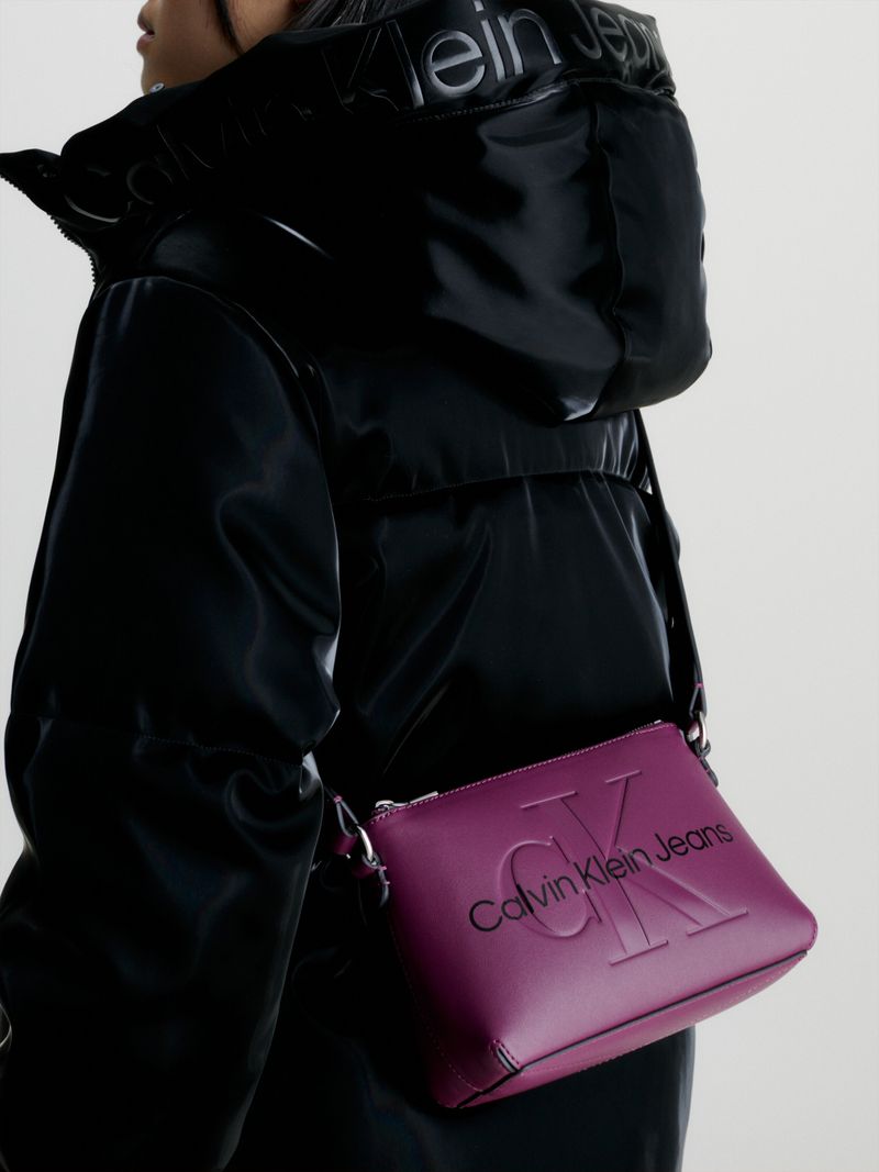 Cartera-cruzada-sculpted-con-monograma