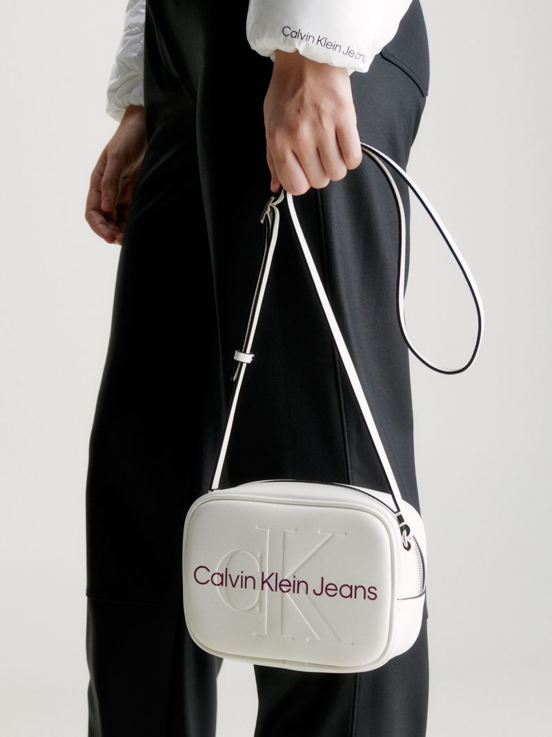 Cartera-sculpted-camera