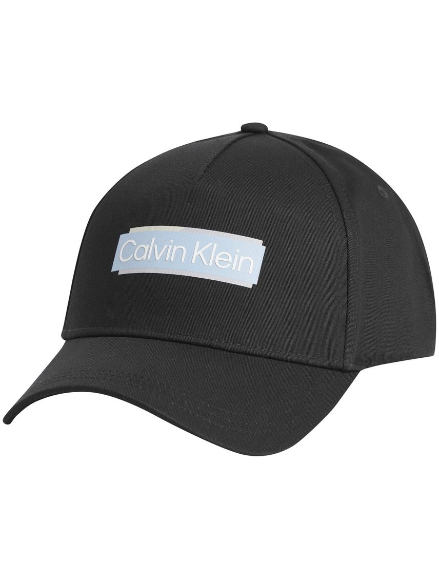 Gorra con logo en capas
