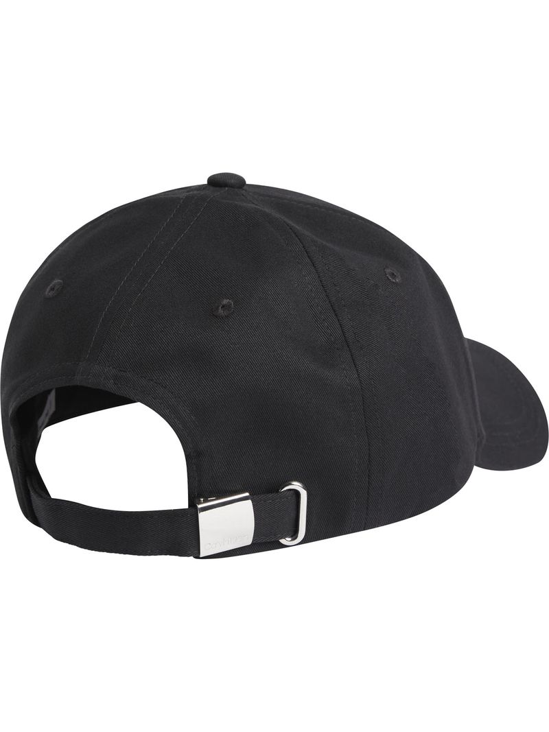 Gorra-con-logo-en-capas