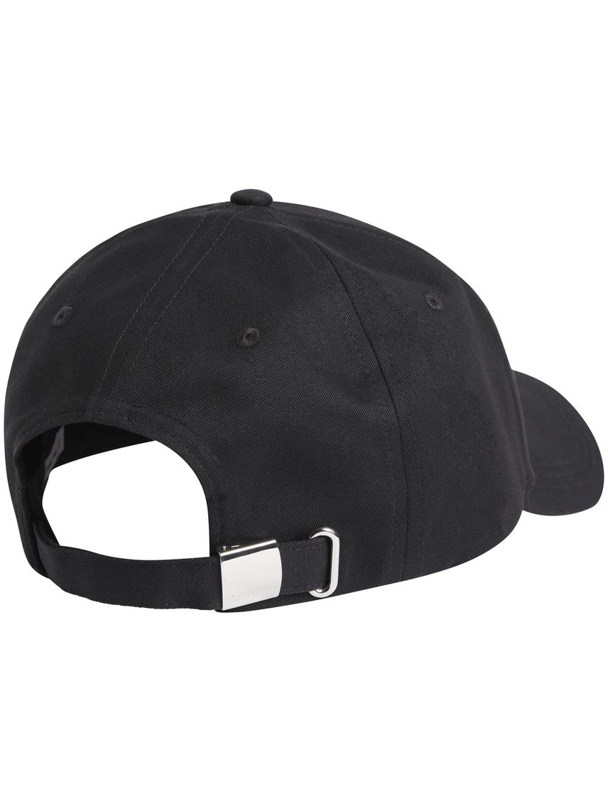Gorra con logo en capas