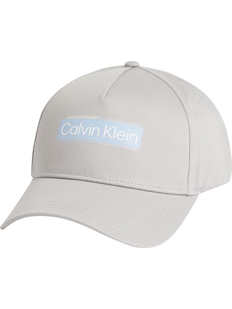 Gorra-con-logo-en-capas