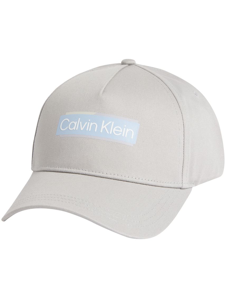 Gorra con logo en capas