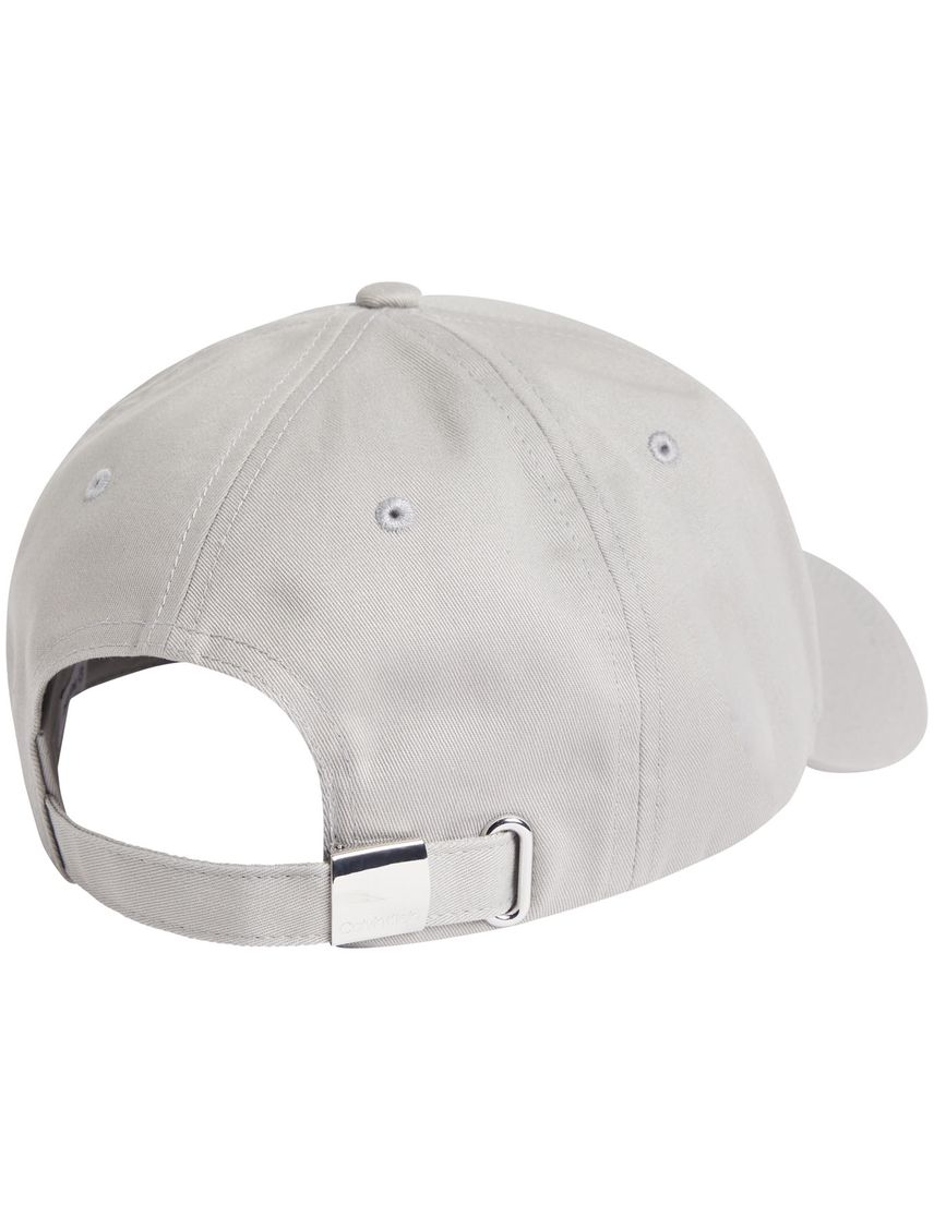 Gorra con logo en capas
