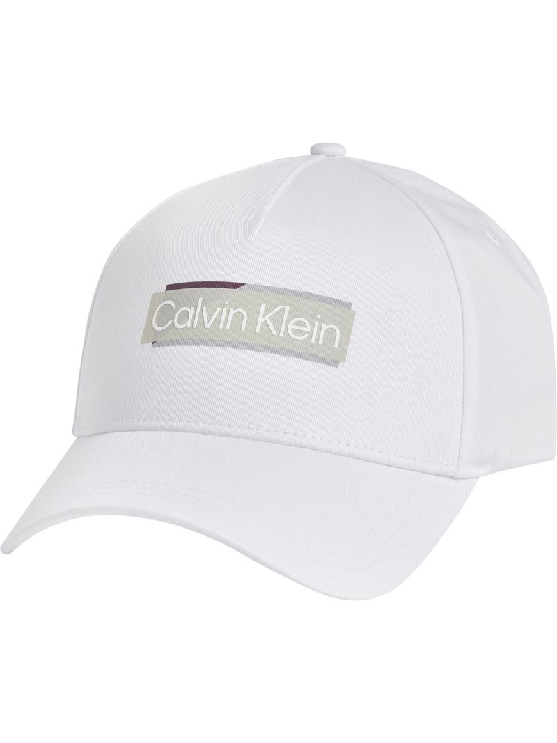 Gorra-con-logo-en-capas