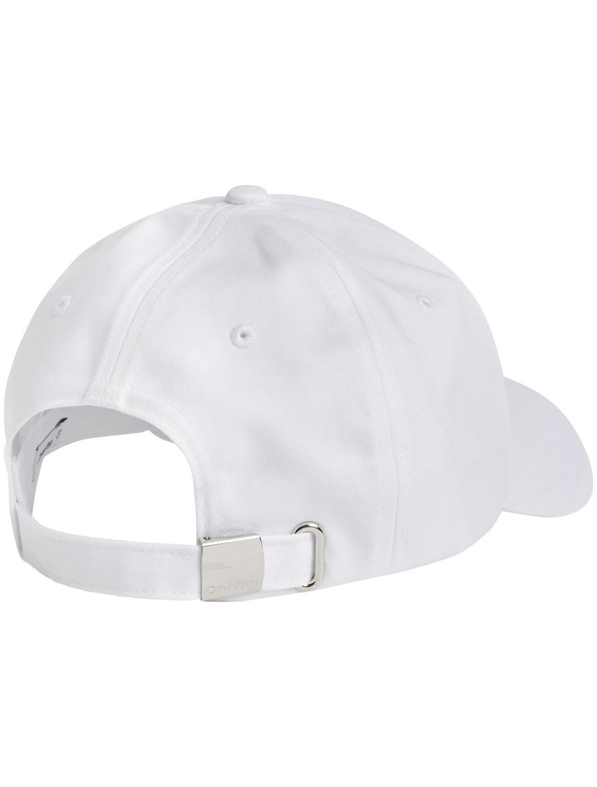 Gorra con logo en capas