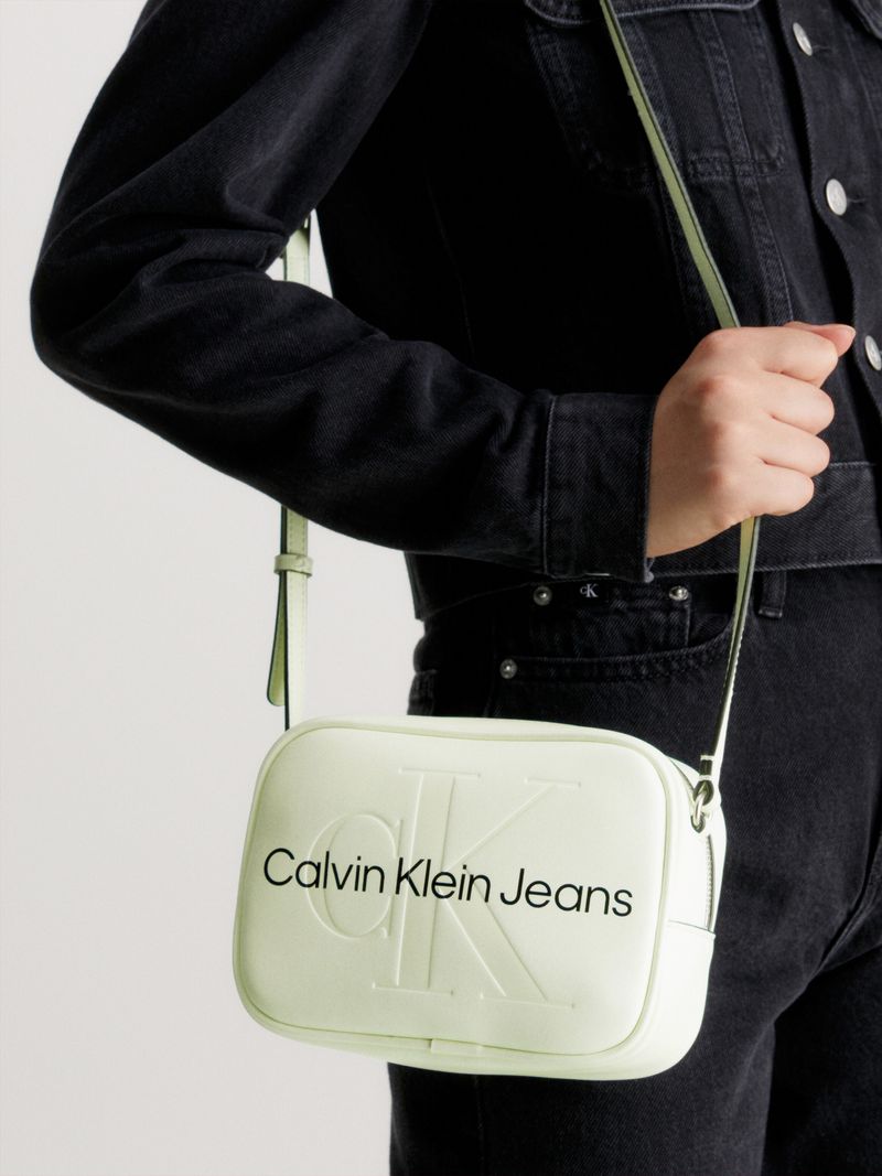 Cartera-sculpted-camera