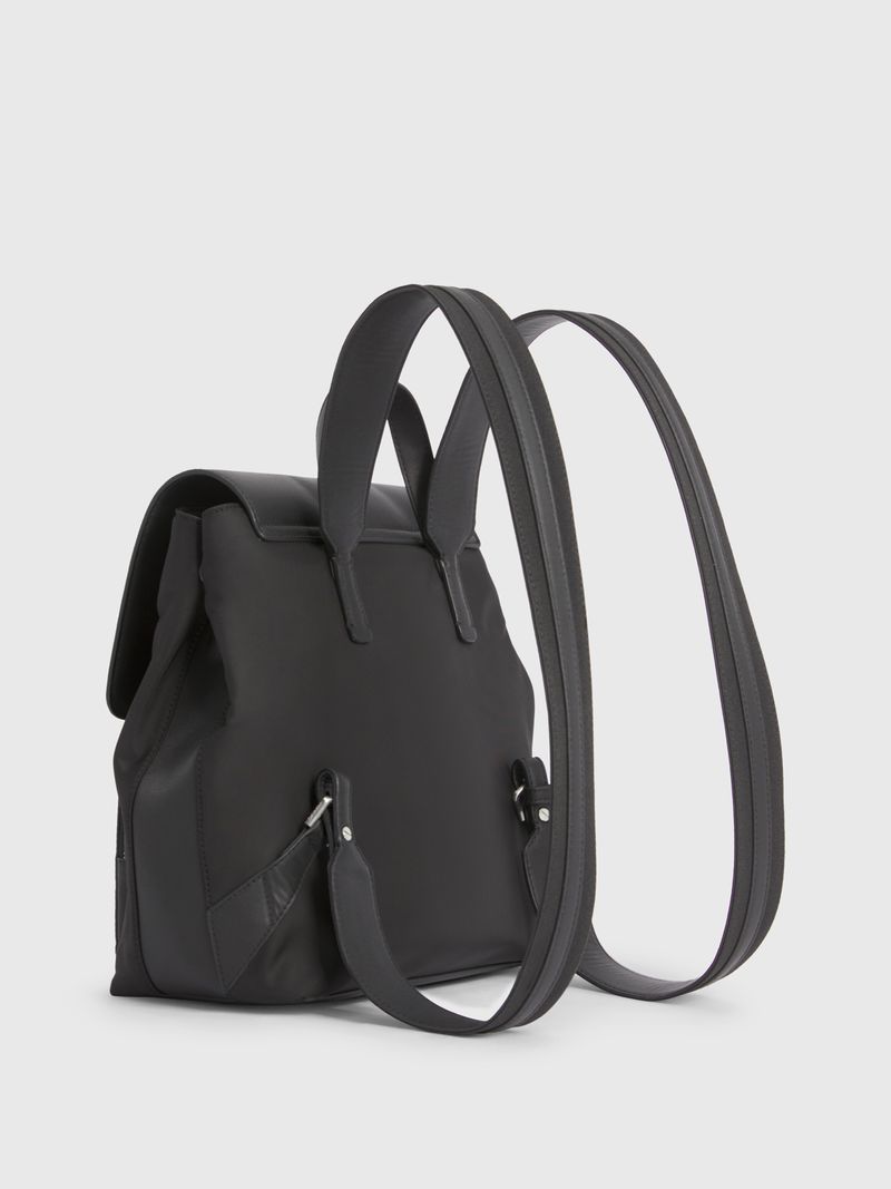 Mochila-campus-CK-must