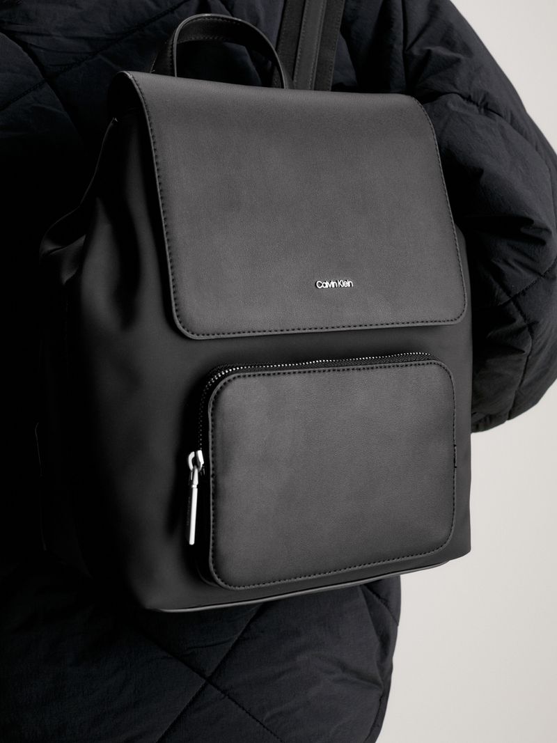 Mochila-campus-CK-must