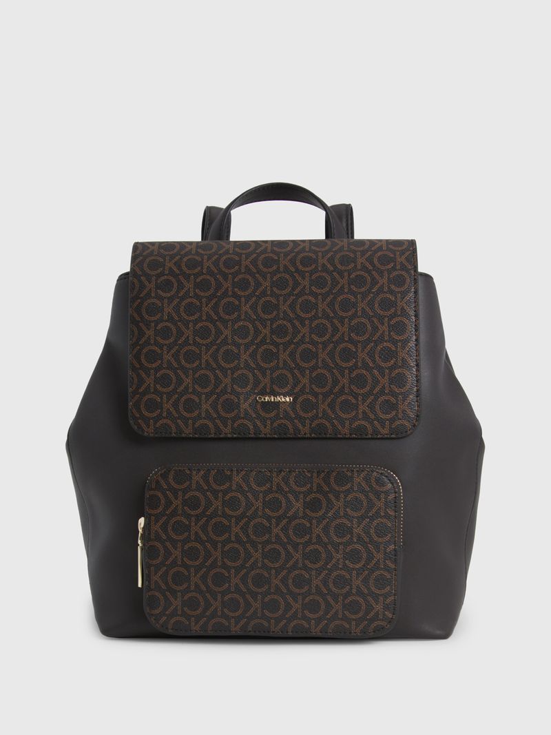 Mochila-con-solapa-y-logo