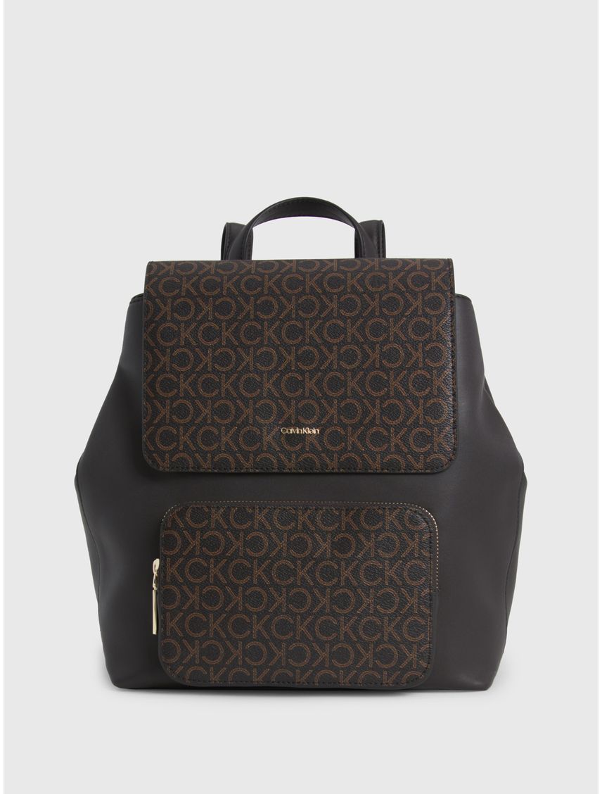 Mochila con solapa y logo