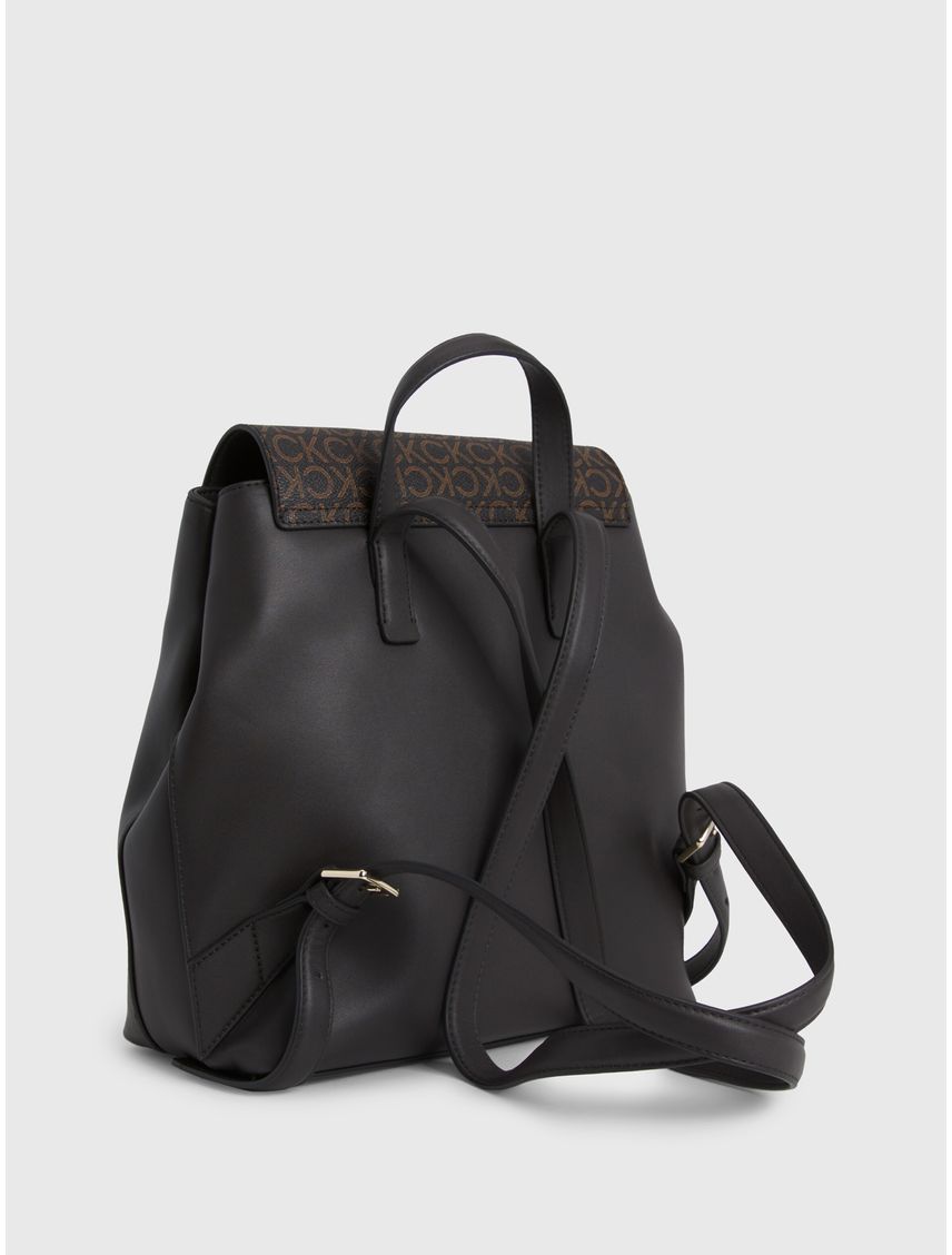 Mochila con solapa y logo
