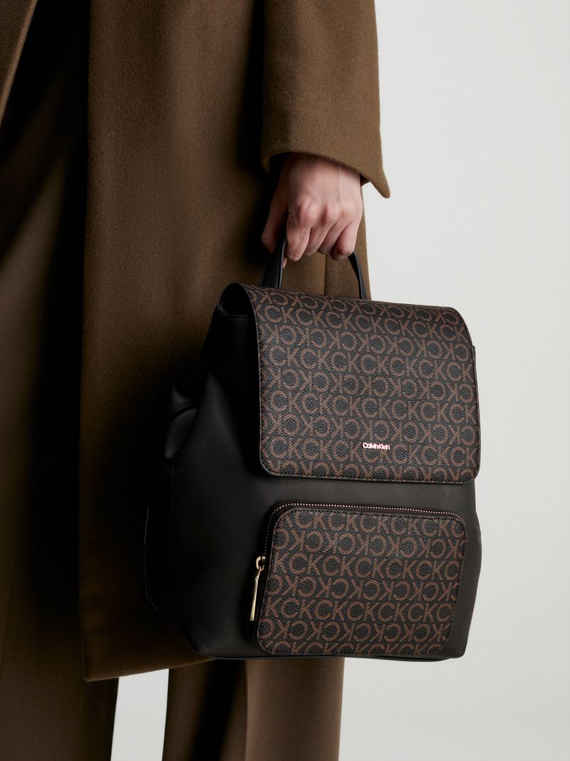 Mochila-con-solapa-y-logo