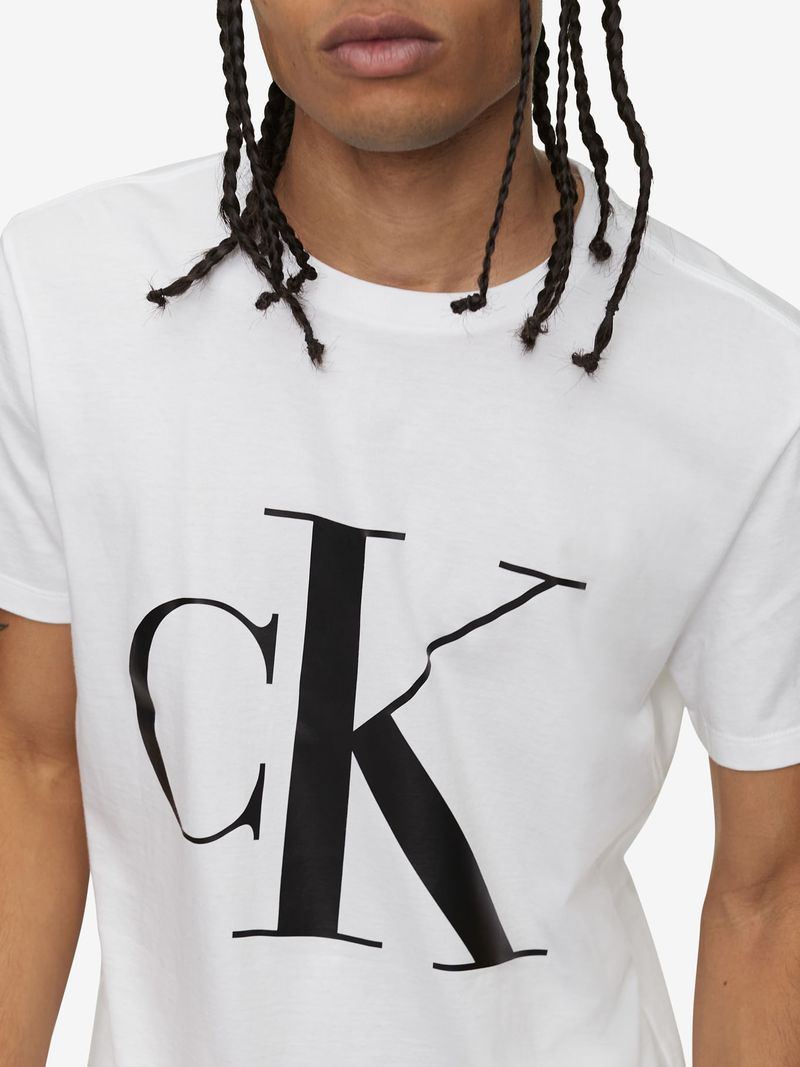 Remera-con-monograma