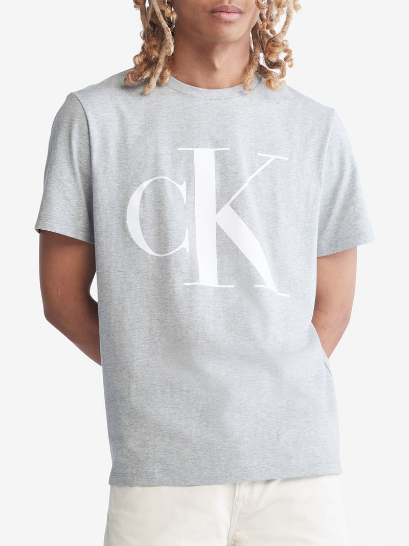Remera-con-monograma