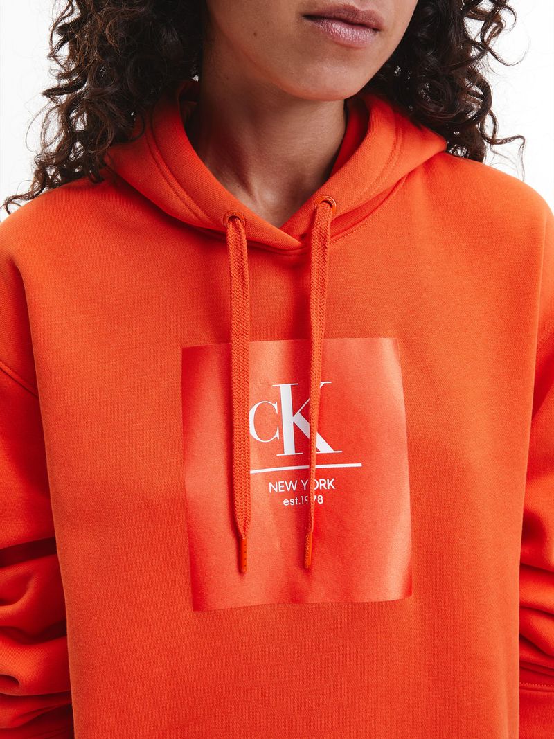Buzo-oversized-con-capucha-y-logo