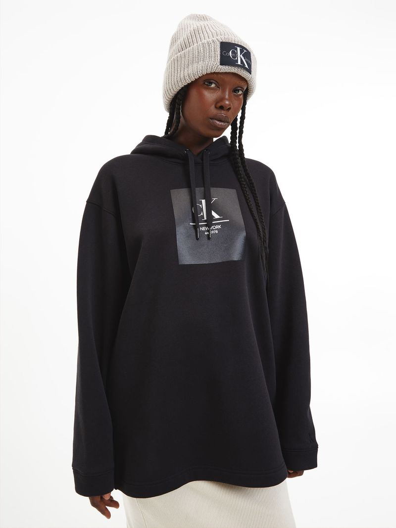Buzo-oversized-con-capucha-y-logo