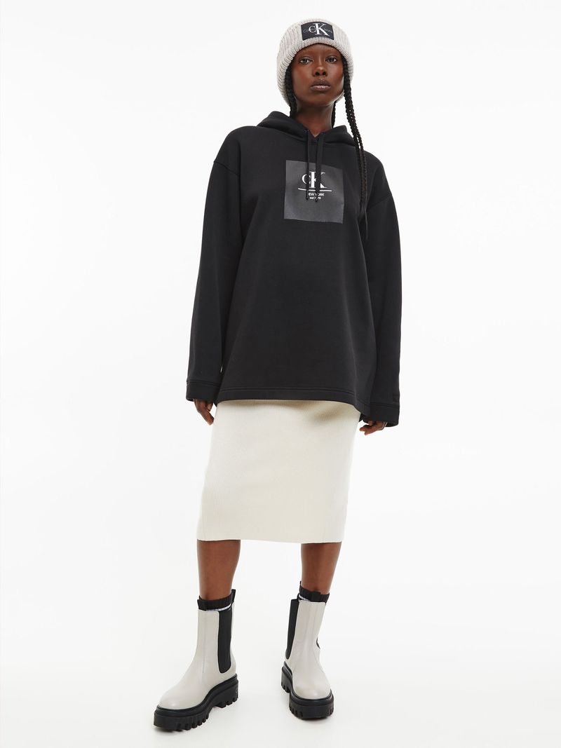 Buzo-oversized-con-capucha-y-logo