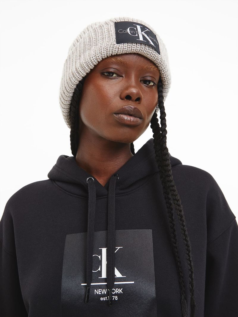 Buzo-oversized-con-capucha-y-logo
