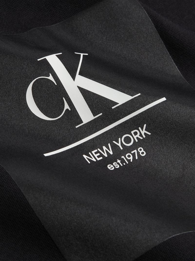 Buzo-oversized-con-capucha-y-logo