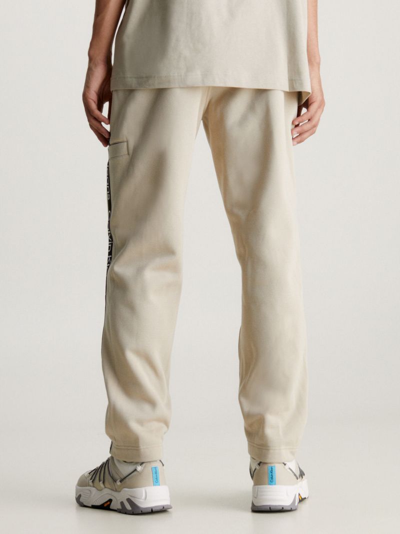 Pantalon-de-chandal-holgado-con-logo-Tape