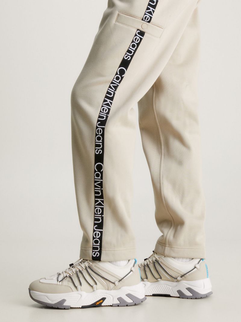 Pantalon-de-chandal-holgado-con-logo-Tape