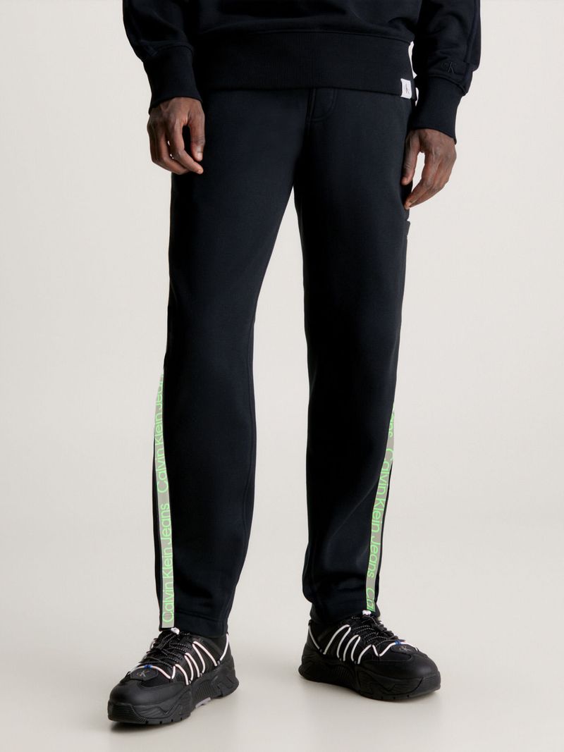 Pantalon-de-chandal-holgado-con-logo-Tape