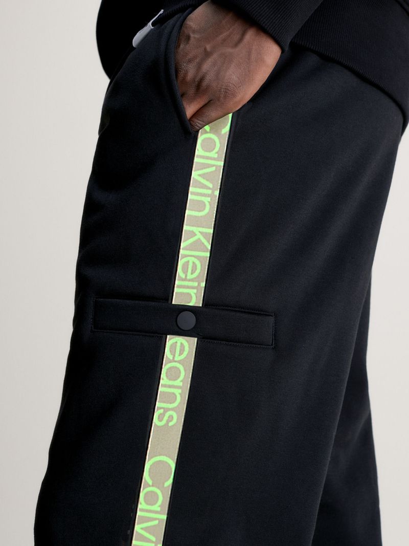 Pantalon-de-chandal-holgado-con-logo-Tape