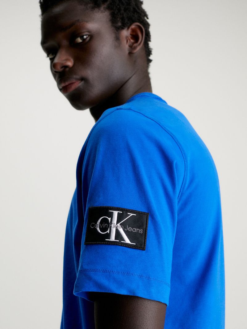 Remera-de-algodon-con-insignia
