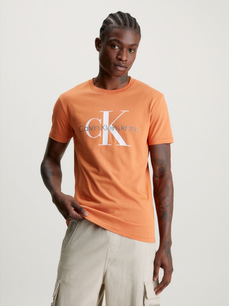 Remera-slim-con-monograma