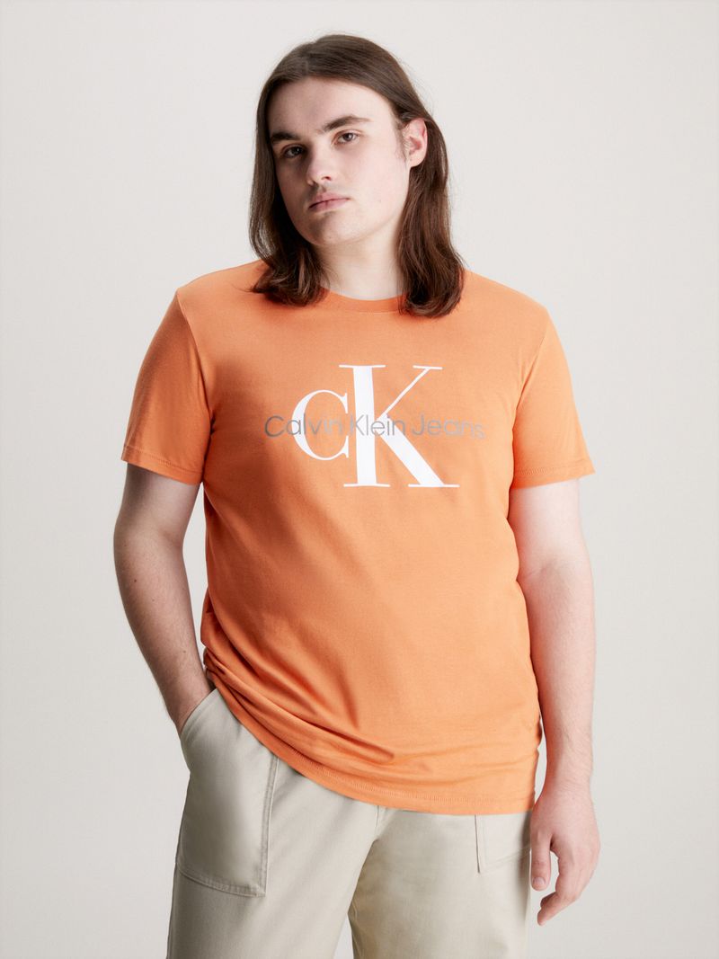 Remera-slim-con-monograma