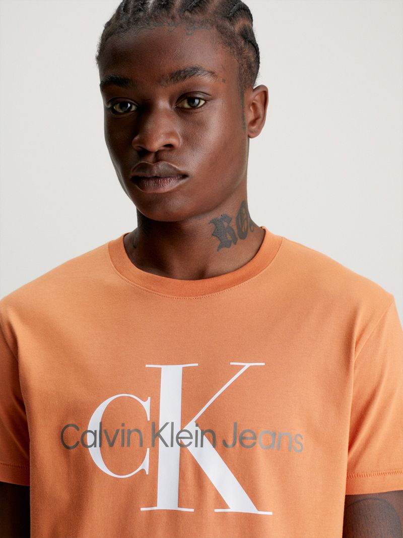 Remera-slim-con-monograma