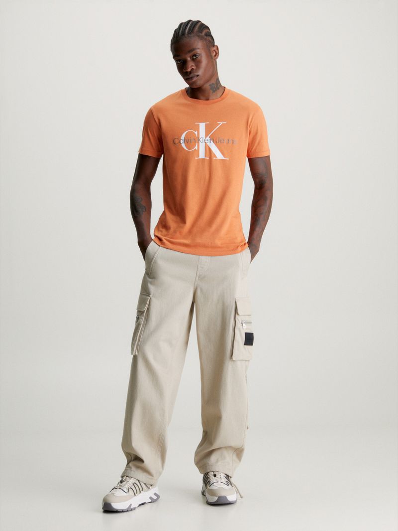 Remera-slim-con-monograma