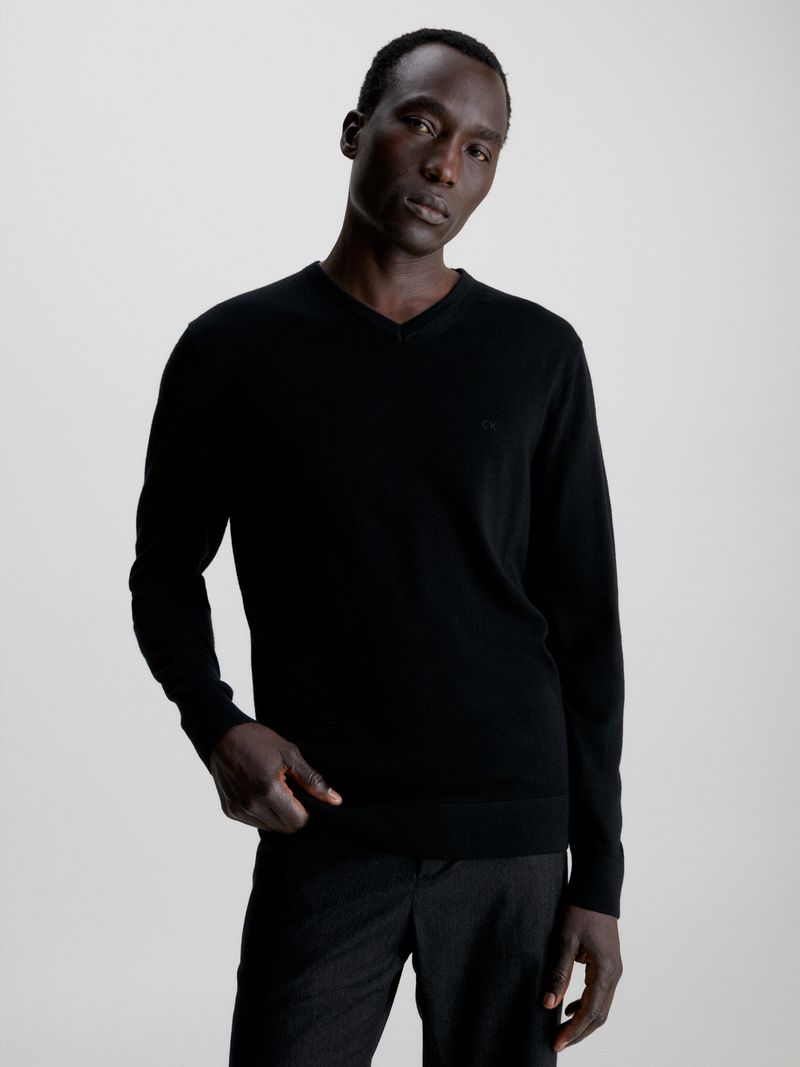 Sweater-de-cuello-en-v-y-lana-merino