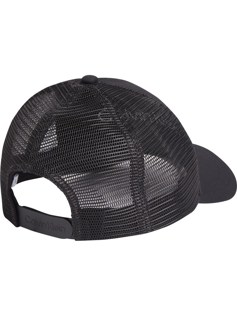 Gorra-con-insignia