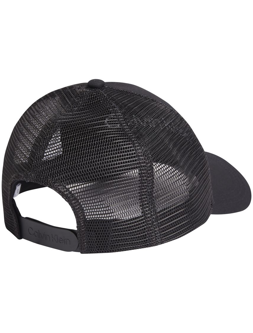 Gorra con insignia