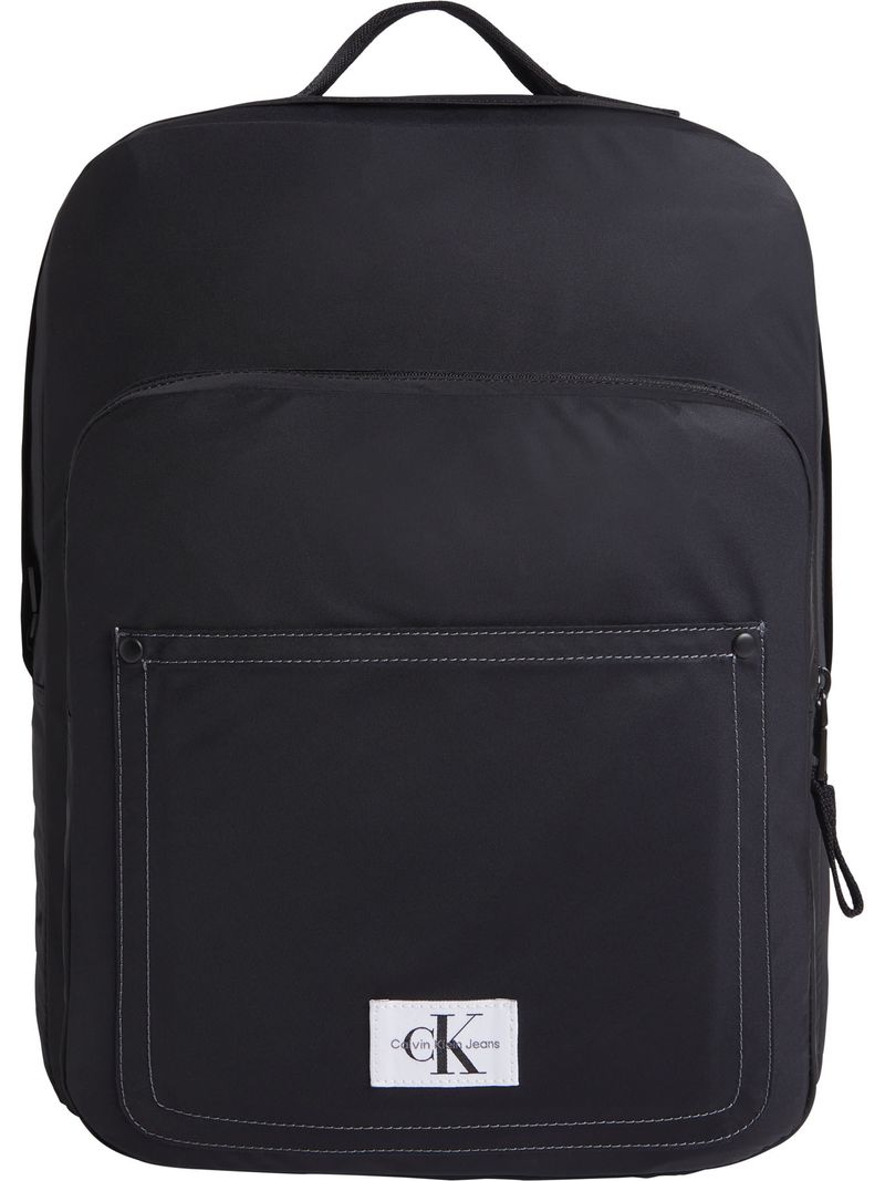 Mochila-sport-essentials-con-insignia