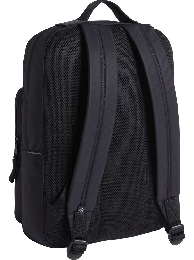 Mochila-sport-essentials-con-insignia