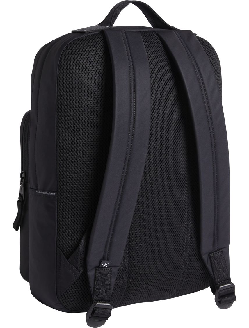 Mochila sport essentials con insignia