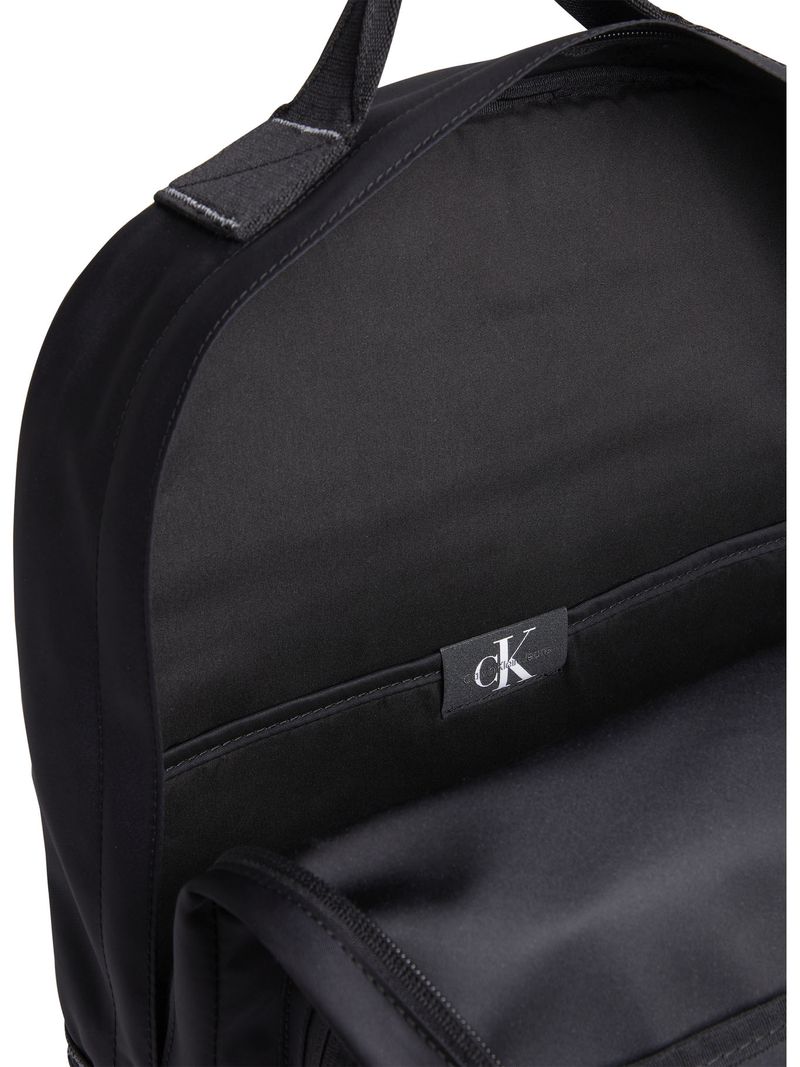 Mochila-sport-essentials-con-insignia