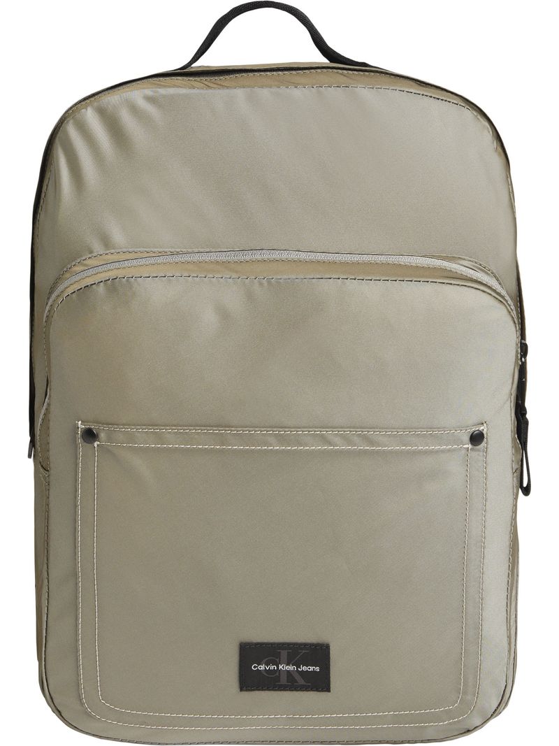 Mochila-sport-essentials-con-insignia