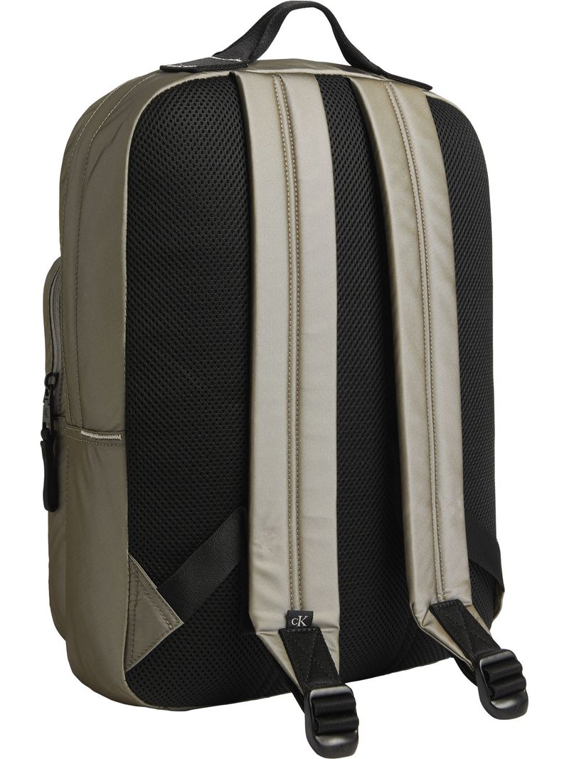 Mochila-sport-essentials-con-insignia